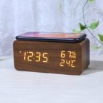 ⁦Réveil numérique de bureau en bois avec socle de charge sans fil Qi⁩ - الصورة ⁦4⁩