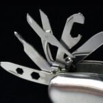 ⁦Lampe de Poche Multifonction 13-en-1 avec Coupe-Ceinture de Sécurité – مصباح يدوي متعدد الوظائف 13 في 1 مع قاطع حزام الأمان⁩ - الصورة ⁦3⁩