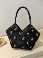 ⁦Sac à bandoulière à motif floral avec motif de patch de lettre⁩ - الصورة ⁦4⁩