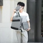 ⁦Sac à dos homme avec sac bandoulière et trousse 3en1 gris 2776-3 - محفظة ظهر رجالية 3 قطع رمادي⁩ - الصورة ⁦2⁩