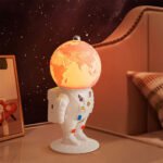 ⁦Lampe Astronaute lunaire avec télécommande et LED 16 couleurs - مصباح رجل الفضاء⁩ - الصورة ⁦4⁩