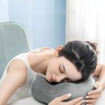 ⁦Oreiller de Cou Bluetooth en mousse à mémoire de forme avec haut-parleurs intégrés - وسادة مريحة بخاصية البلوتوث⁩ - الصورة ⁦2⁩