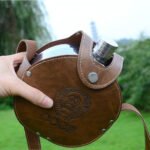 ⁦Flasque Métallique Portable 1200ml en Acier Inoxydable 18/8 avec Étui en Cuir pour Activités Extérieures⁩ - الصورة ⁦2⁩