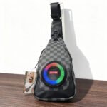 ⁦Sac à Bandoulière avec Haut Parleur Bluetooth Rechargeable RGB CH-M818 - حقيبة رجالية مع مكبر صوت بلوتوث مدمج⁩ - الصورة ⁦3⁩