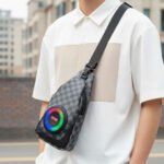 ⁦Sac à Bandoulière avec Haut Parleur Bluetooth Rechargeable RGB CH-M818 - حقيبة رجالية مع مكبر صوت بلوتوث مدمج⁩ - الصورة ⁦4⁩