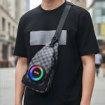 ⁦Sac à Bandoulière avec Haut Parleur Bluetooth Rechargeable RGB CH-M818 - حقيبة رجالية مع مكبر صوت بلوتوث مدمج⁩ - الصورة ⁦2⁩