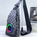 ⁦Sac à Bandoulière avec Haut Parleur Bluetooth Rechargeable RGB CH-M818 - حقيبة رجالية مع مكبر صوت بلوتوث مدمج⁩ - الصورة ⁦6⁩