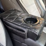 ⁦Coussin d’accoudoir de voiture avec porte-gobelet V2 - وسادة منظم الأغراض في السيارة⁩ - الصورة ⁦4⁩