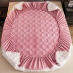 ⁦Ensemble 3Pcs Couvre-lit imperméable 2 Places Avec 2 Couvre Oreillers épais⁩ - الصورة ⁦3⁩