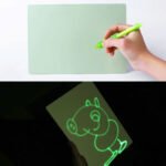 ⁦Planche à dessin graffiti lumineux pour enfants avec stylo UV⁩ - الصورة ⁦3⁩