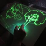 ⁦Planche à dessin graffiti lumineux pour enfants avec stylo UV⁩ - الصورة ⁦2⁩