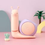 ⁦Lampe Veilleuse Escargot Mignonne LED avec Porte-stylo - مصباح على شكل حلزون لمكتب الأطفال⁩ - الصورة ⁦6⁩