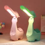 ⁦Lampe Veilleuse Lama Mignonne LED avec Porte-stylo - مصباح على شكل لاما لمكتب الأطفال⁩ - الصورة ⁦2⁩