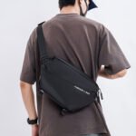 ⁦Sac de Poitrine Fashion Bag pour hommes avec bandoulière LX066 - حقيبة أغراض رجالية⁩ - الصورة ⁦5⁩