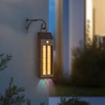 ⁦Lanterne Murale Solaire avec Lumière Colorées et Détecteur de Mouvements - مصباح خارجي يعمل بالطاقة الشمسية⁩ - الصورة ⁦4⁩