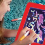 ⁦Tablette à dessin magique 3D avec lumière LED et stylo aquarelle - لوحة رسم ثلاثية الأبعاد مزودة بإضاءة أقلام مائية ملونة⁩ - الصورة ⁦3⁩