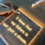 ⁦Tableau à Dessin LED coloré avec 7 stylos 40x30cm - لوحة مضيئة للرسم والتلوين⁩ - الصورة ⁦2⁩