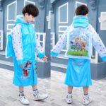 ⁦Capuchon De pluie imperméable motif disney avec capuche et couvre cartable pour enfants  V2 (8ans-12ans)⁩ - الصورة ⁦2⁩
