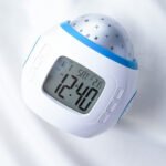 ⁦Réveil Digital à LED avec Projection étoilée avec calendrier, thermomètre, fonction de répétition⁩ - الصورة ⁦3⁩