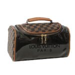 ⁦Pochette de Bain pour Produits Cosmétiques LV Unisexe - حقيبة أغراض الحمام⁩ - الصورة ⁦4⁩