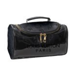 ⁦Pochette de Bain pour Produits Cosmétiques LV Unisexe - حقيبة أغراض الحمام⁩ - الصورة ⁦3⁩