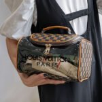 ⁦Pochette de Bain pour Produits Cosmétiques LV Unisexe - حقيبة أغراض الحمام⁩ - الصورة ⁦2⁩