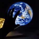 ⁦Lampe de lune projecteur veilleuse 360° lumière de projection de lune éclairage de charge USB⁩ - الصورة ⁦5⁩