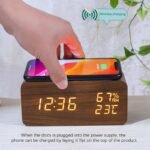 ⁦Réveil numérique de bureau en bois avec socle de charge sans fil Qi⁩ - الصورة ⁦2⁩