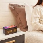 ⁦Réveil numérique de bureau en bois avec socle de charge sans fil Qi⁩ - الصورة ⁦7⁩