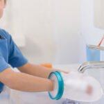 ⁦Housses de plâtre imperméables protège-poignet pour la douche et le bain - غطاء عازل للمياه لليد المكسولة⁩ - الصورة ⁦3⁩