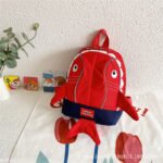 ⁦Sac à dos Enfants Design Requin Mignon Rouge - حقيبة أطفال برسوم القرش أحمر⁩ - الصورة ⁦3⁩