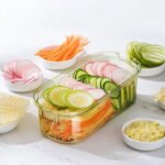 ⁦Mandoline à légumes professionnelle avec 5 lames et récipient - قطاعة خضر في المطبخ⁩ - الصورة ⁦5⁩