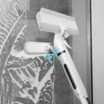 ⁦Raclette de fenêtre avec long manche et un spray de nettoyage 3 en 1 avec lame en caoutchouc - منظف زجاج قابل للتمدد 3في1⁩ - الصورة ⁦4⁩