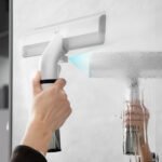 ⁦Raclette de fenêtre avec long manche et un spray de nettoyage 3 en 1 avec lame en caoutchouc - منظف زجاج قابل للتمدد 3في1⁩ - الصورة ⁦2⁩