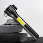⁦Lampe de poche rechargeable à LED avec brise vitre intégré - 300 Lumens⁩ - الصورة ⁦4⁩