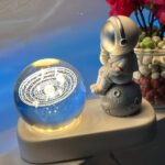 ⁦Veilleuse 3D en Forme de Boule de Cristal pour Astronaute⁩ - الصورة ⁦4⁩