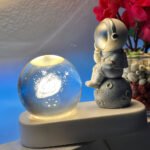 ⁦Veilleuse 3D en Forme de Boule de Cristal pour Astronaute⁩ - الصورة ⁦3⁩