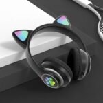 ⁦Casque stéréo Bluetooth sans fil oreilles de chat électroluminescents avec support carte TF⁩ - الصورة ⁦2⁩