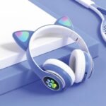 ⁦Casque stéréo Bluetooth sans fil oreilles de chat électroluminescents avec support carte TF⁩ - الصورة ⁦3⁩