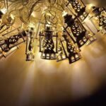 ⁦Guirlande Métallique Dorée avec Lanternes Creuses 3m 10 pcs – حبل معدني ذهبي بفوانيس مفرغة⁩ - الصورة ⁦3⁩