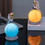 ⁦veilleuse LED 3D décoratif en forme d'astronaute Rechargeable par USB⁩ - الصورة ⁦2⁩