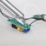 ⁦Fer à Souder Électrique 60W avec Alimentation Automatique – مسدس تلحيم كهربائي 60 واط بتغذية تلقائية⁩ - الصورة ⁦2⁩