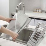 ⁦Serviette absorbant en fibres microscopiques avec une base amovible pour vaisselles – منشفة تنشيف و تجفيف الأواني7⁩ - الصورة ⁦4⁩