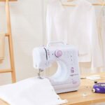 ⁦Machine à coudre portable 12 points 2 vitesses avec veilleuse LED et pédale - ماكينة خياطة محمولة⁩ - الصورة ⁦6⁩