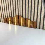 ⁦Porte-Manteau Mural Design Piano en Bois avec Touches Dorées - علاقة ملابس خشبية⁩ - الصورة ⁦8⁩