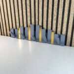 ⁦Porte-Manteau Mural Design Piano en Bois avec Touches Dorées - علاقة ملابس خشبية⁩ - الصورة ⁦5⁩