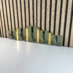 ⁦Porte-Manteau Mural Design Piano en Bois avec Touches Dorées - علاقة ملابس خشبية⁩ - الصورة ⁦10⁩