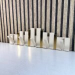 ⁦Porte-Manteau Mural Design Piano en Bois avec Touches Dorées - علاقة ملابس خشبية⁩ - الصورة ⁦9⁩