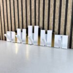 ⁦Porte-Manteau Mural Design Piano en Bois avec Touches Dorées - علاقة ملابس خشبية⁩ - الصورة ⁦4⁩