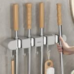 ⁦Support mural pour balai avec Crochets pour serpillière - حامل مكنسات التنظيف⁩ - الصورة ⁦7⁩